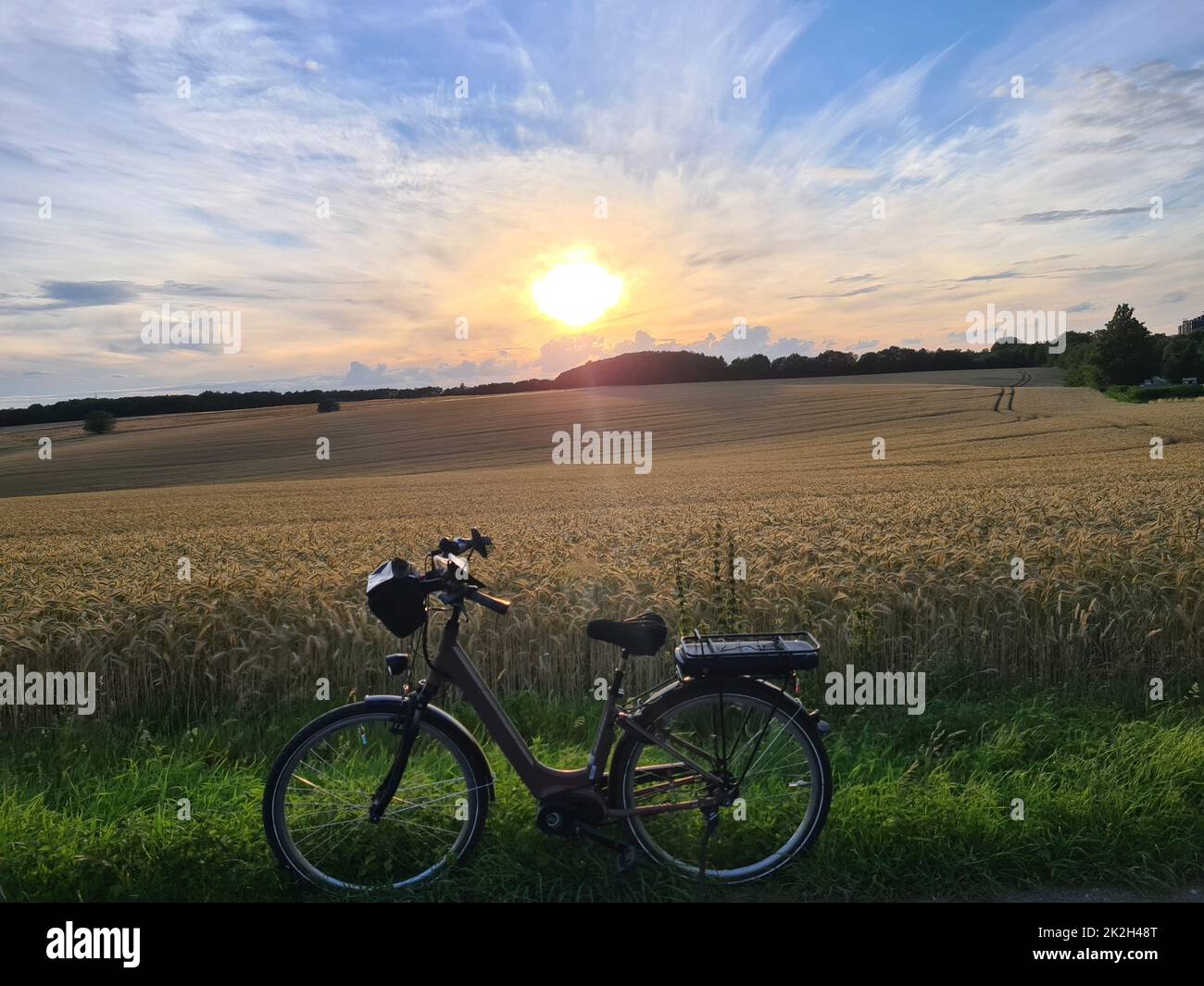 Bicicletta sulla spiaggia, stile di vita attivo. Foto Stock