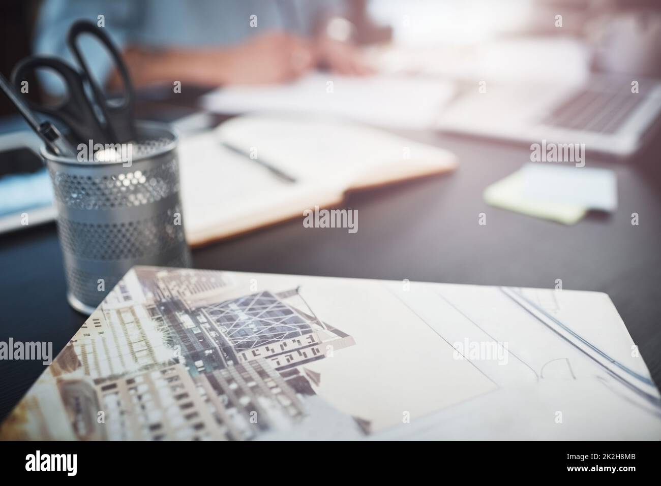 Siediti e mettiti al lavoro. Foto di oggetti su una scrivania in un ufficio domestico. Foto Stock