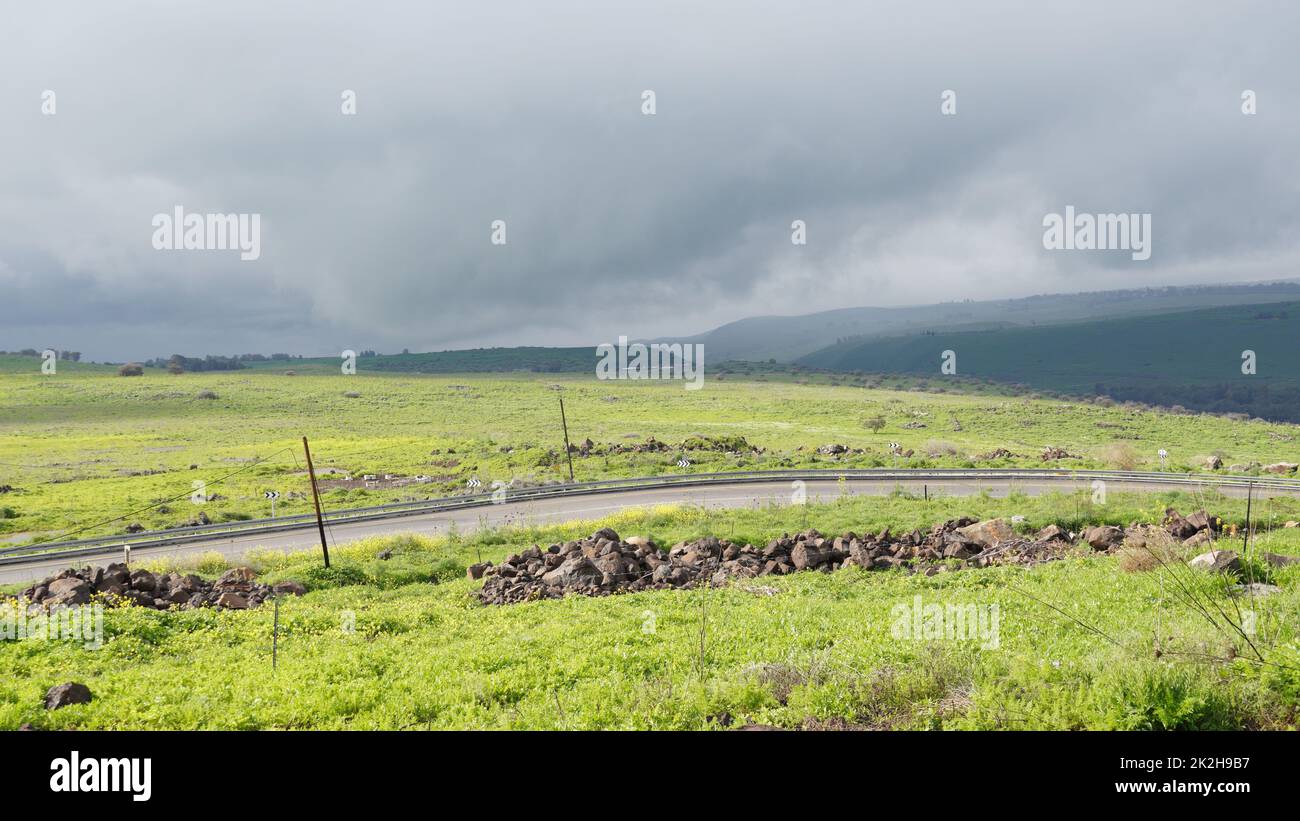 Le alture del Golan che si affacciano sulla Valle di Hula, tempesta invernale con pioggia all'inizio della primavera. Foto Stock