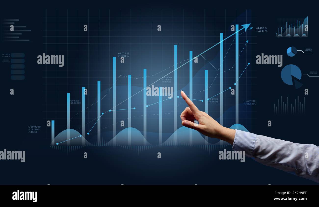 Grafico olografico con indicatori crescenti e mano di una donna. Concetto di crescita aziendale, avvio redditizio, strategia aziendale redditizia Foto Stock