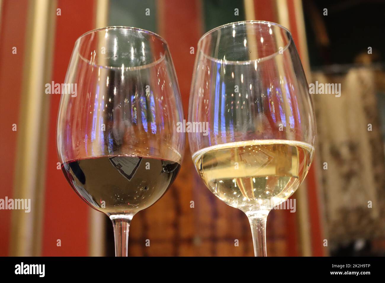 deliziosi vini bianchi e rossi in bicchieri profumati gustosi riflessi Foto Stock