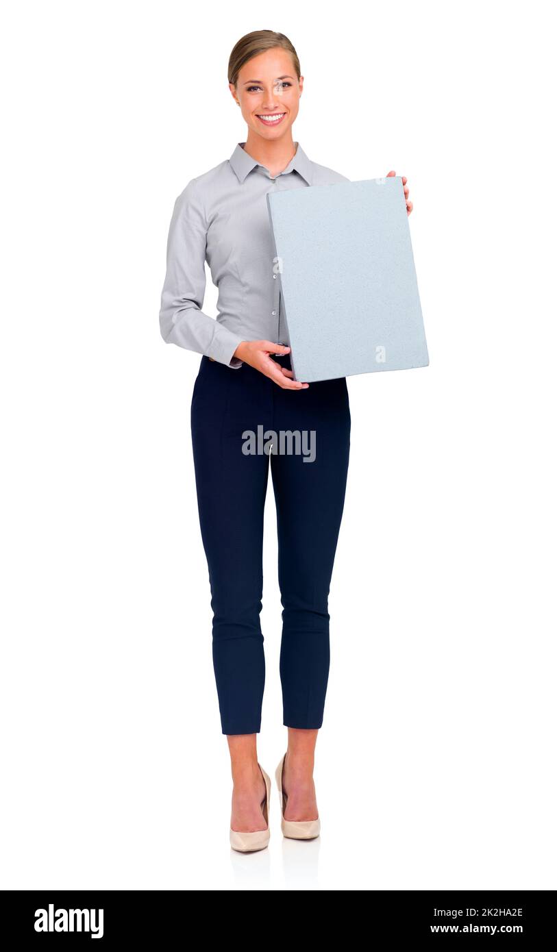 Dandogli alcuni consigli eccellenti. Foto da studio di una giovane e attraente donna d'affari con un cartello bianco. Foto Stock