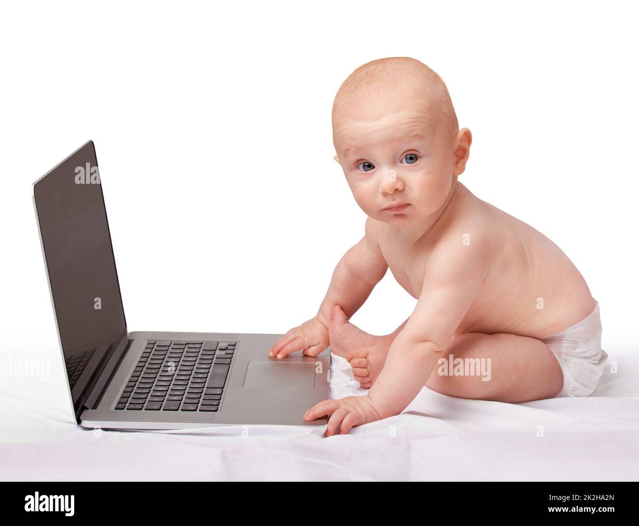 HES già imparando i modi della tecnologia. Un bambino con un computer portatile. Foto Stock