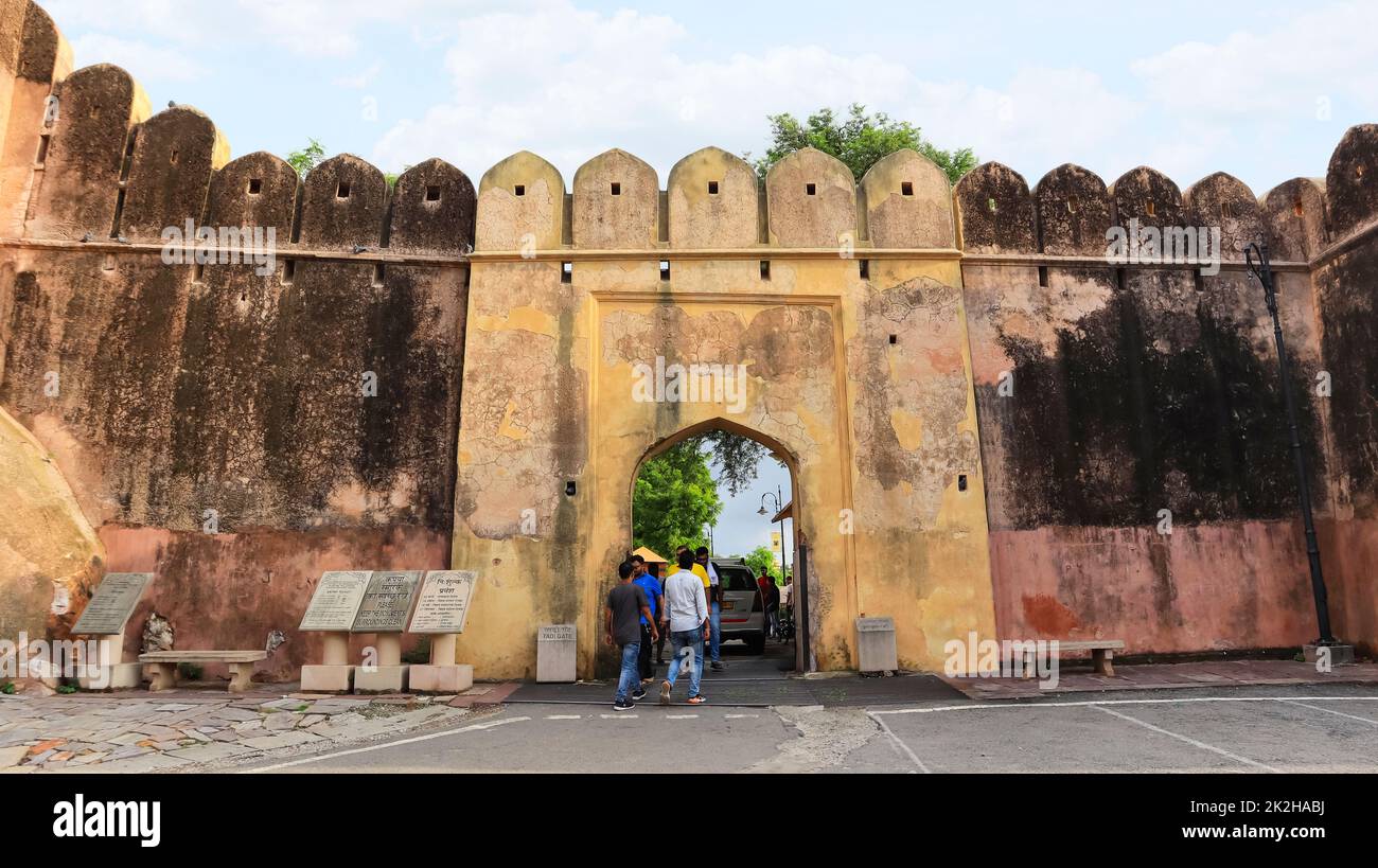 INDIA, RAJASTHAN, JAIPUR, 2022 luglio, turista a porta di Tadi l'entrata del forte di Nahargarh Foto Stock