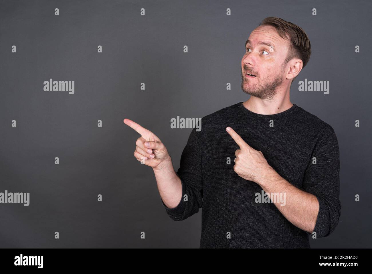 Ritratto dell'uomo caucasico biondo che punta le dita per copiare lo spazio Foto Stock