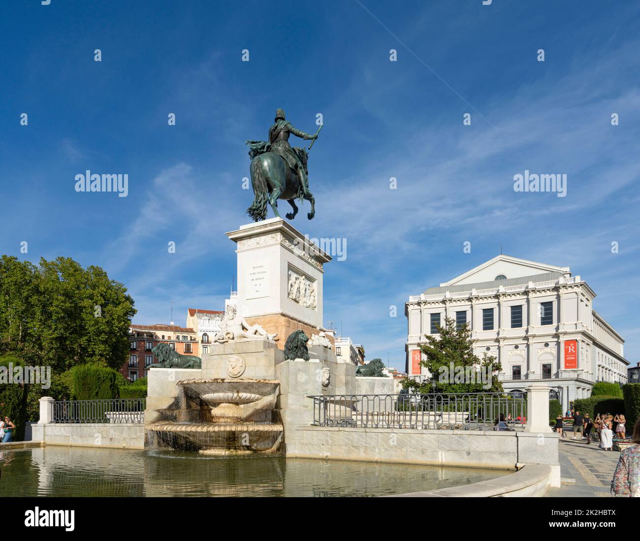 Madrid, Spagna, settembre 2022. Vista del monumento equestre a Filippo IV e l'edificio del teatro reale sullo sfondo nel centro della città Foto Stock