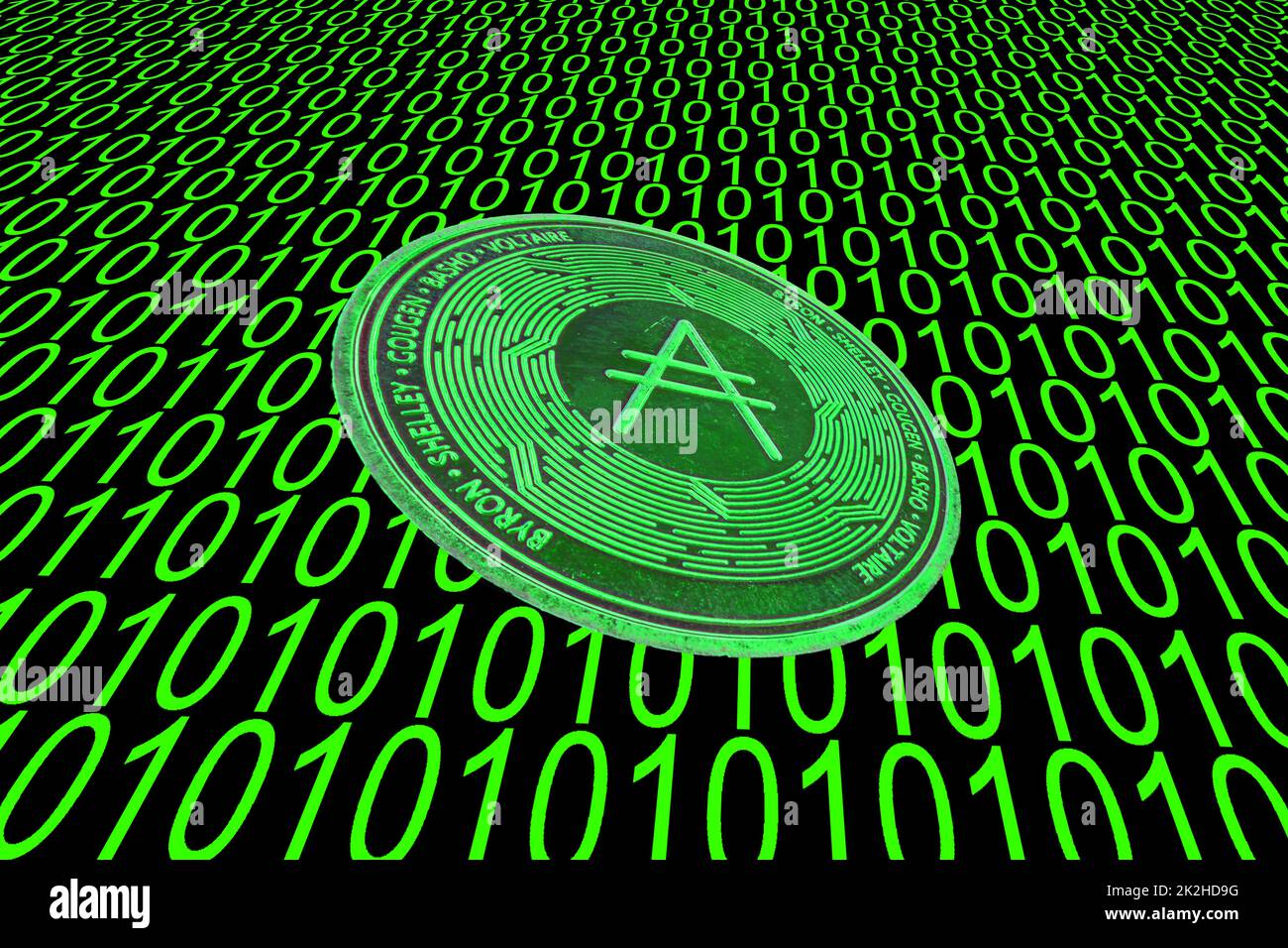 codice binario verde e una moneta ada verde di valore da cardano cripto valuta obliqua Foto Stock