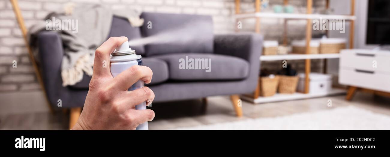Deodorante per ambienti a spruzzo umano Foto Stock