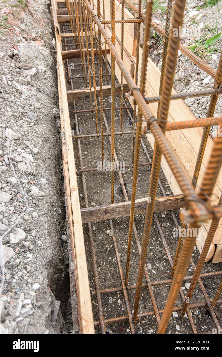 Rinforzo della fondazione del nastro con rinforzo metallico in una trincea con cassero Foto Stock