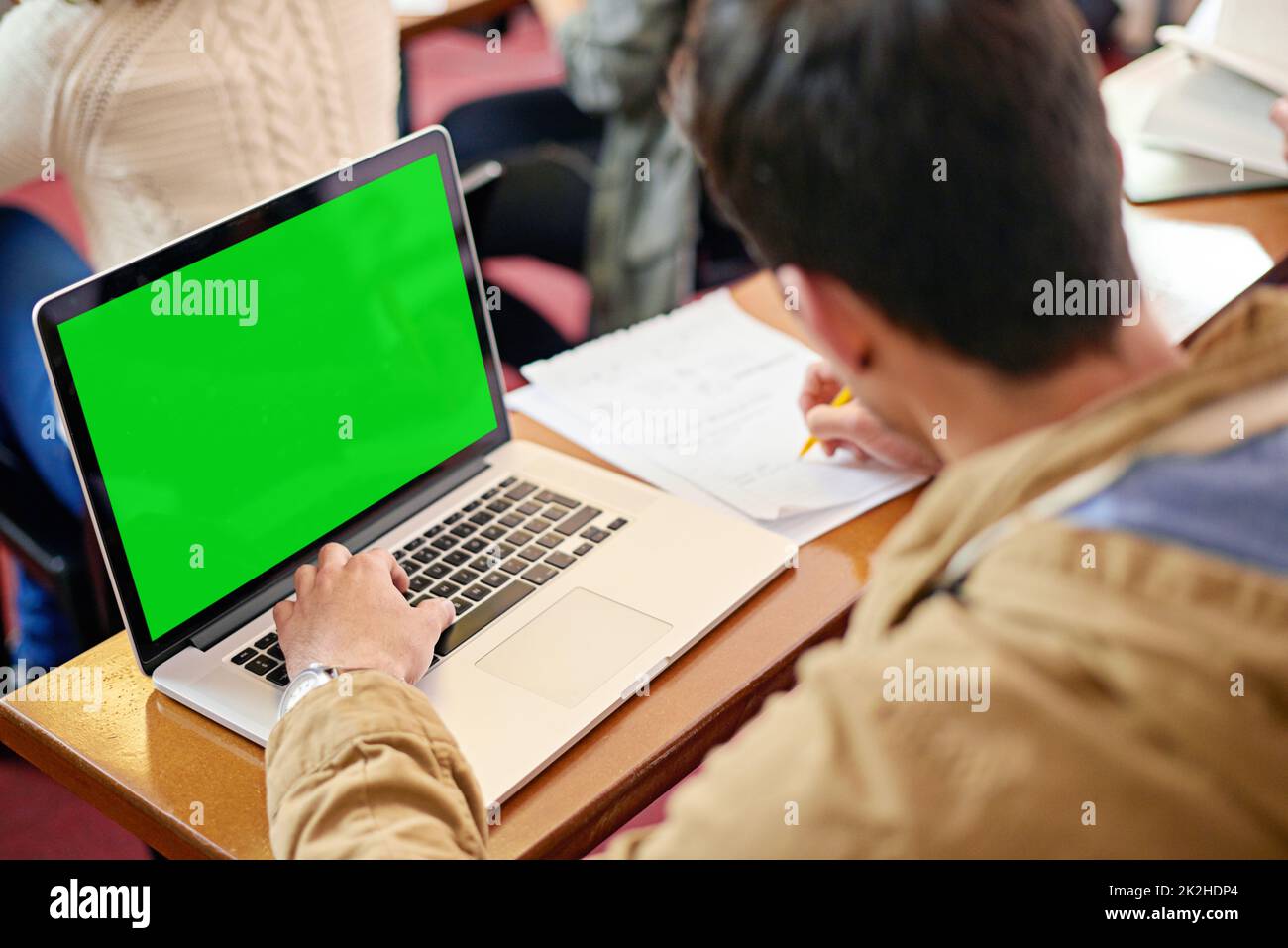 Utilizzare la tecnologia per promuovere la sua formazione. Scatto in testa di uno studente che usa il suo laptop alla sua scrivania in classe. Foto Stock