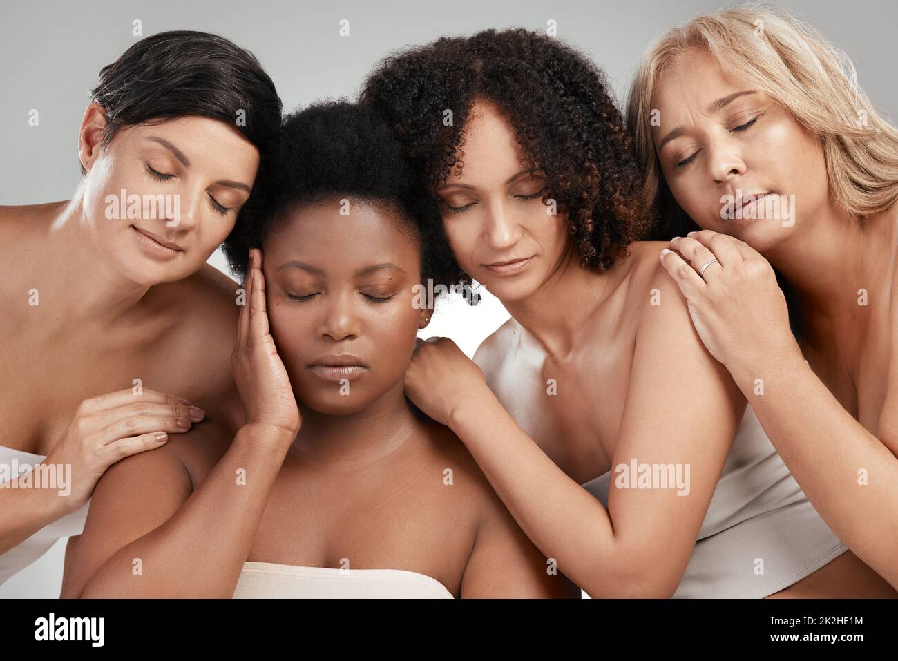 Erano l'essenza della bellezza senza tempo. Girato di un gruppo diversificato di donne in piedi vicino insieme nello studio e in posa. Foto Stock