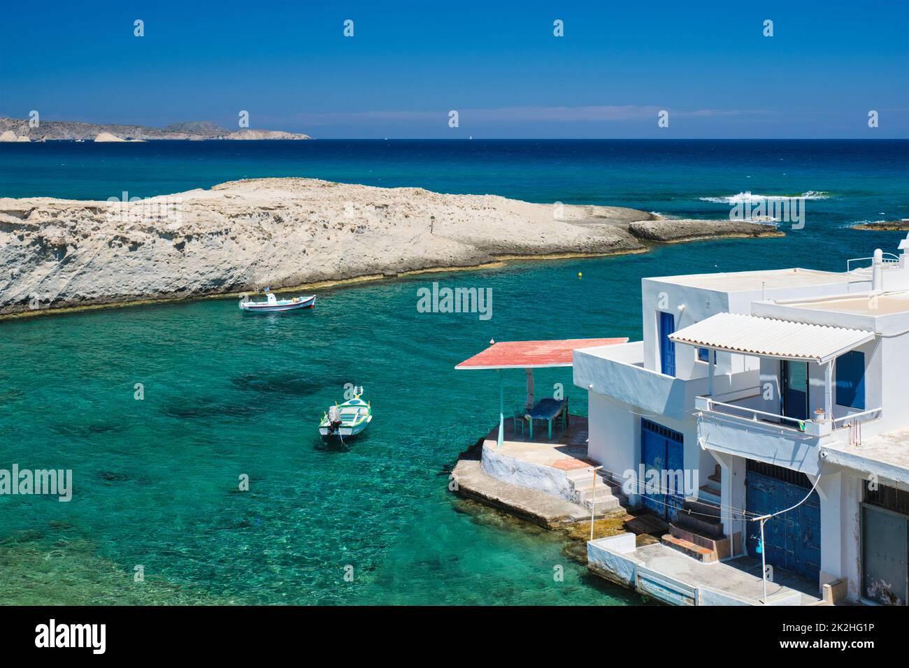 Acque cristalline blu sulla spiaggia del villaggio di Mitakas, sull'isola di Milos, in Grecia. Foto Stock