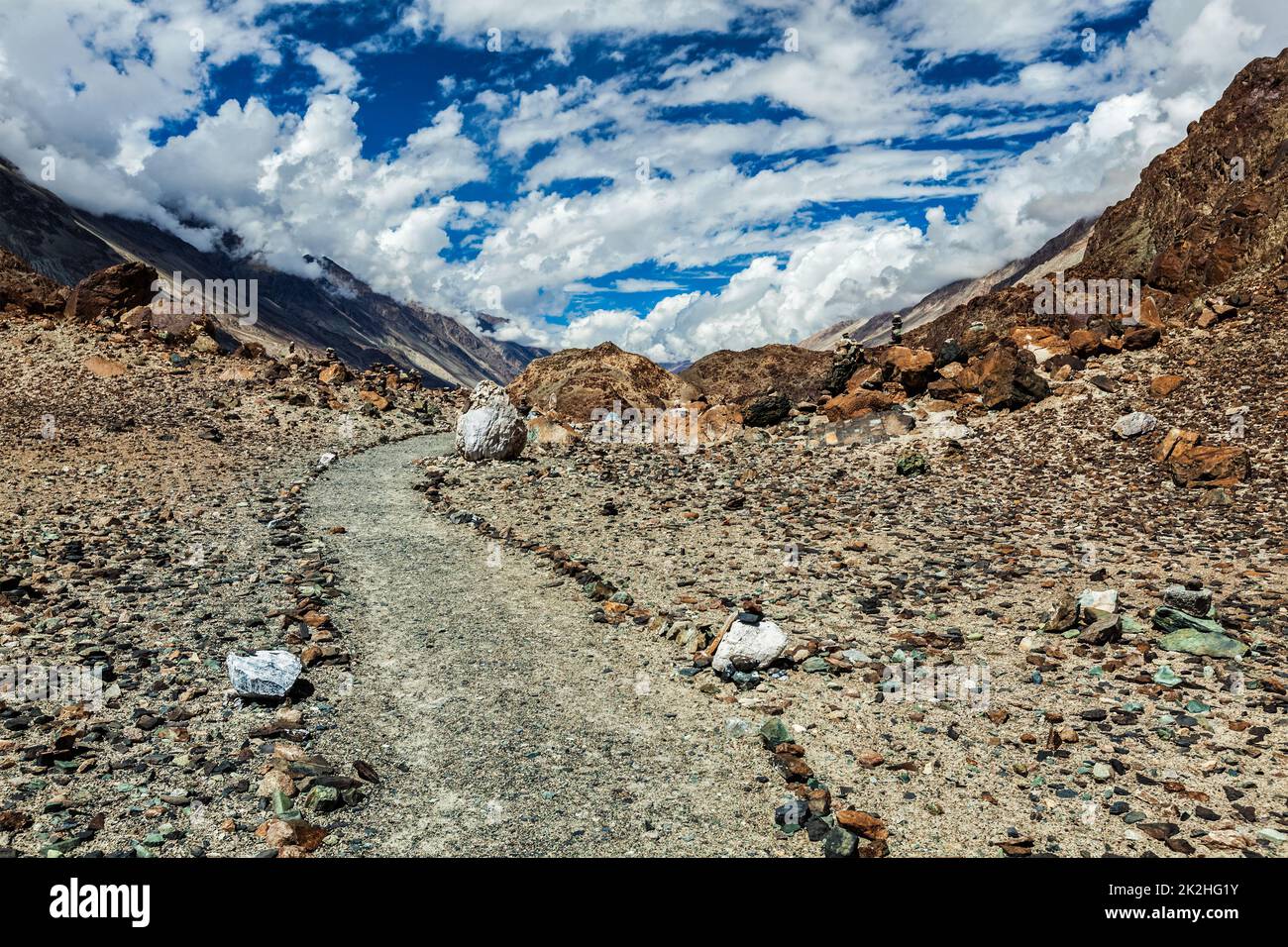Sentiero a piedi per lago sacro Lohat Tso in Himalaya. Valle di Nubra, Ladakh, India Foto Stock