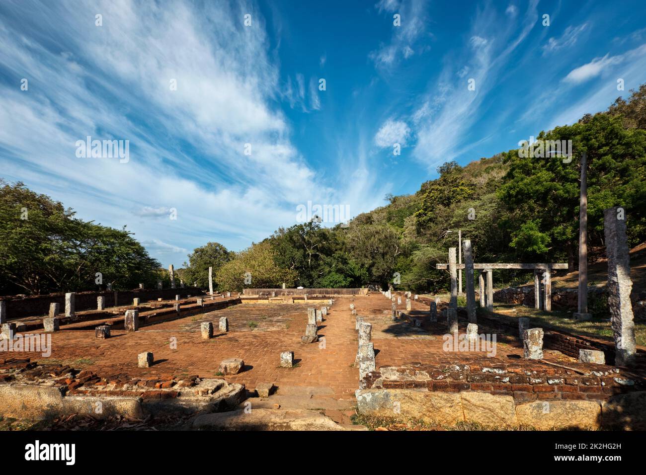 Rovine di colonne e seminterrato al monastero buddista di Mahaseya Dagoba. Mihintale, Sri Lanka Foto Stock