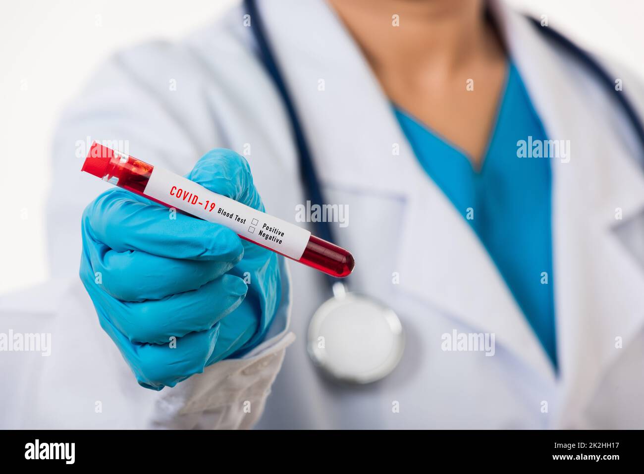 Medico scienziato in uniforme bianca indossare una maschera di tenuta prova Provetta Coronavirus Foto Stock