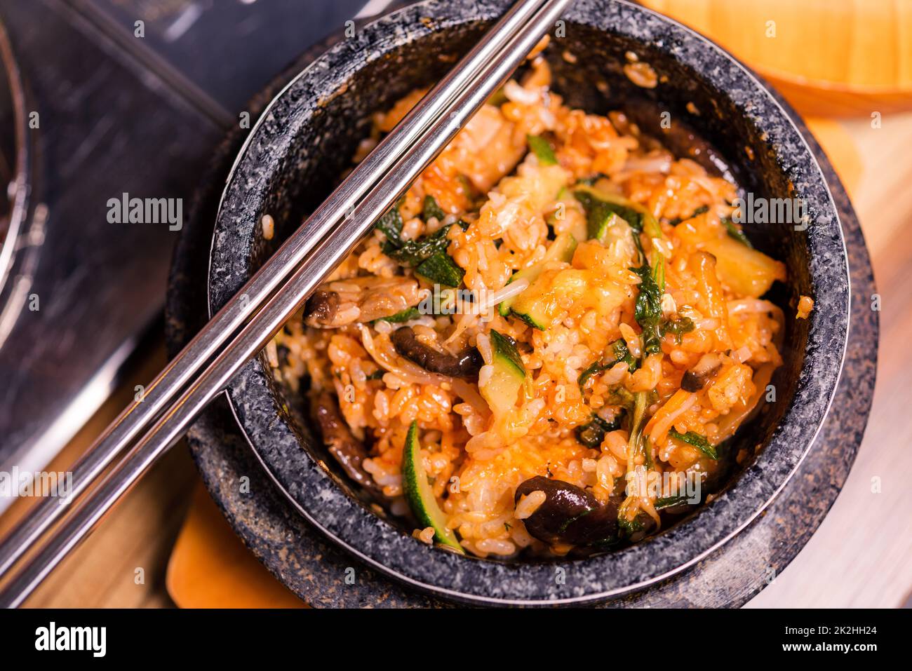 Piatto tradizionale coreano - bibimbap riso misto con verdure includono manzo e uova fritte Foto Stock