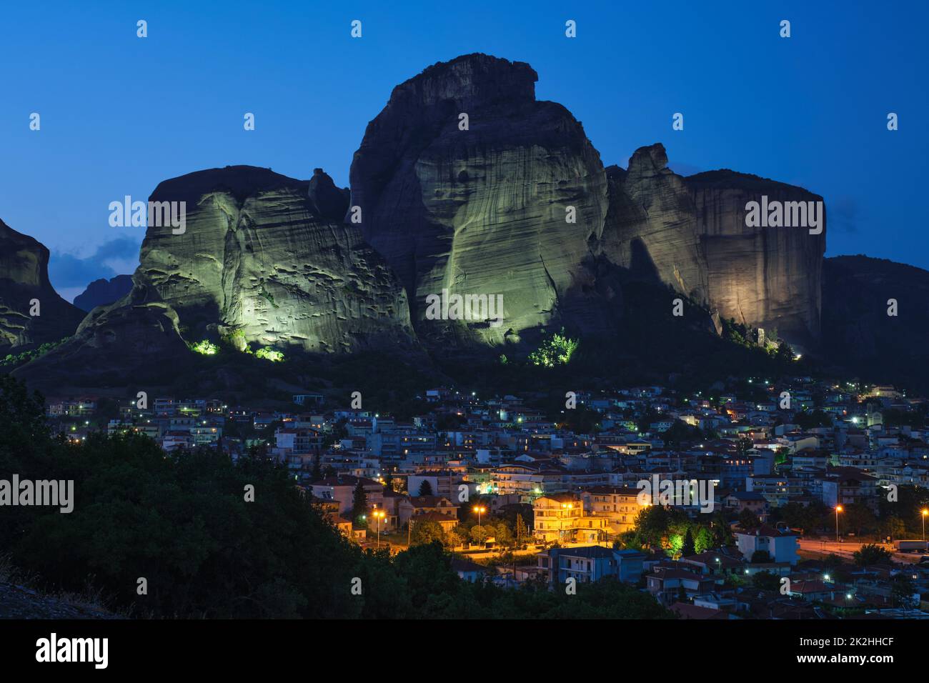 Kalambaka villaggio in famosa destinazione turistica Meteora in Grecia di notte Foto Stock