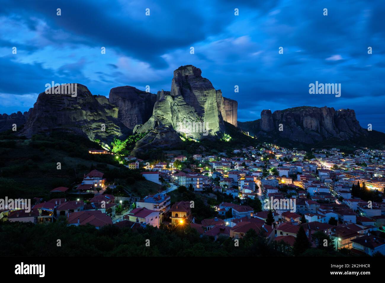 Kalambaka villaggio in famosa destinazione turistica Meteora in Grecia di notte Foto Stock