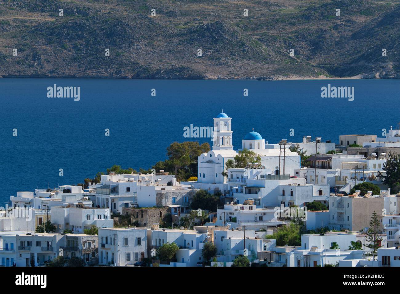 Vista sul villaggio di Plaka con la tradizionale chiesa greca. Isola di MILOS, Grecia Foto Stock