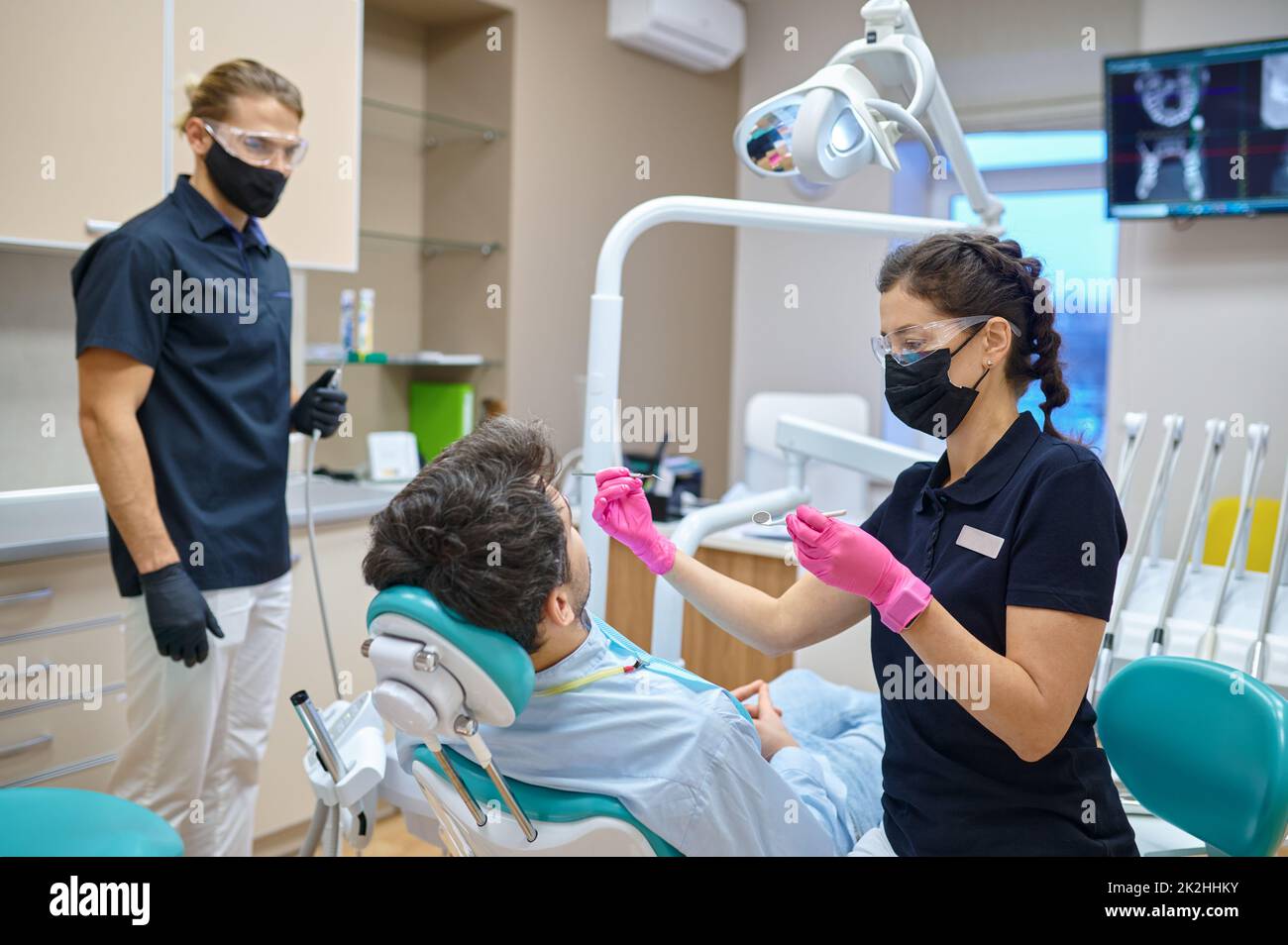Paziente che ha un esame dei denti durante la consultazione dentale Foto Stock
