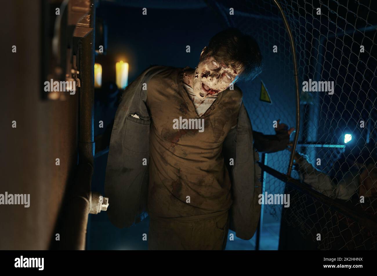 Spaventoso ritratto del cadavere camminato in casa abbandonata Foto Stock