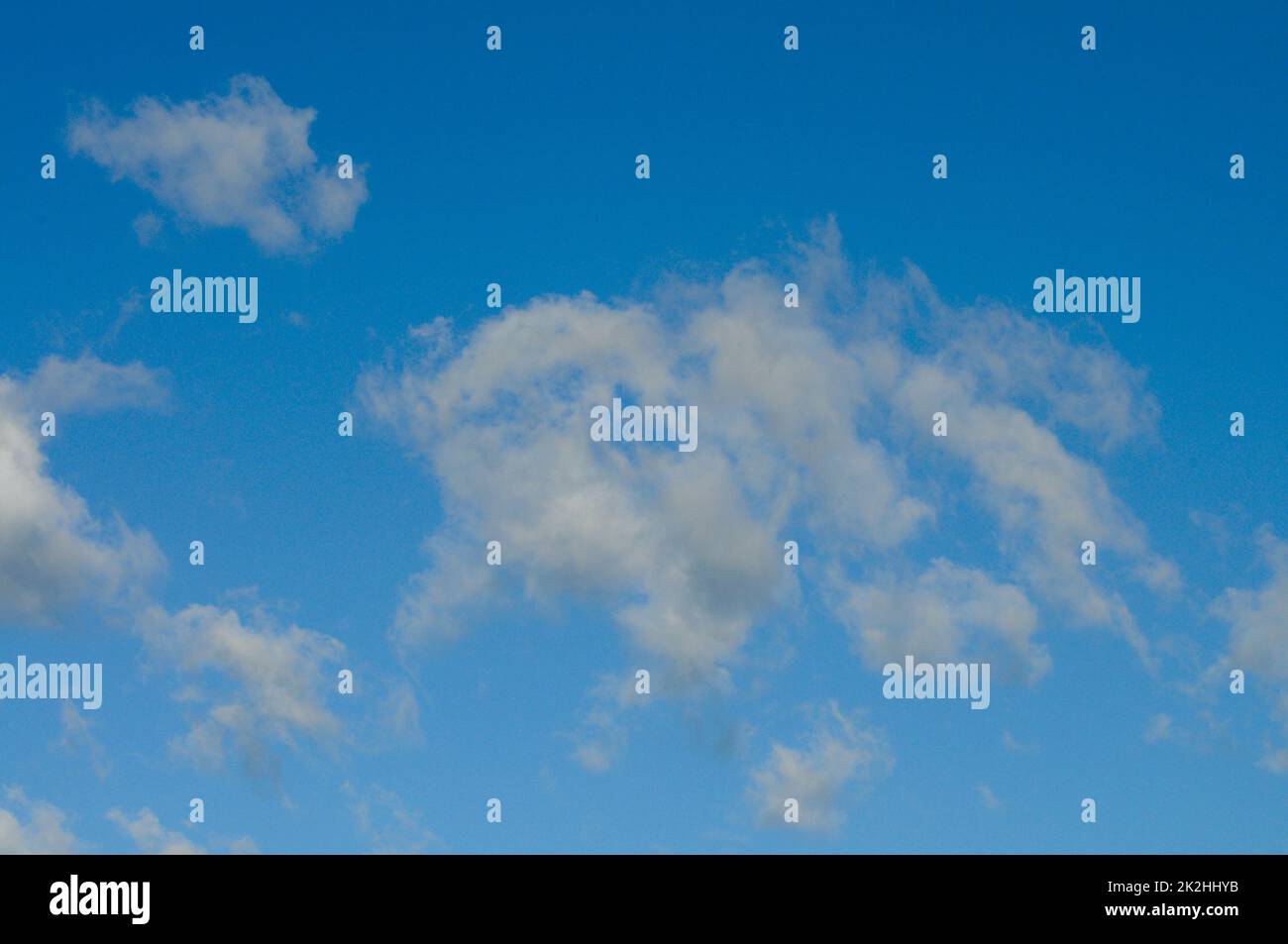 Un cielo blu brillante con morbide nuvole bianche Foto Stock