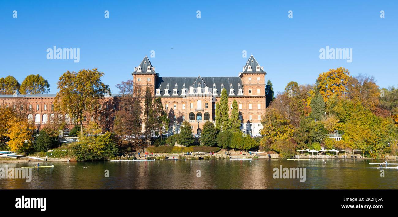 Torino, Italia - panorama all'aperto con il panoramico castello di Torino e la canoa sul fiume po Foto Stock