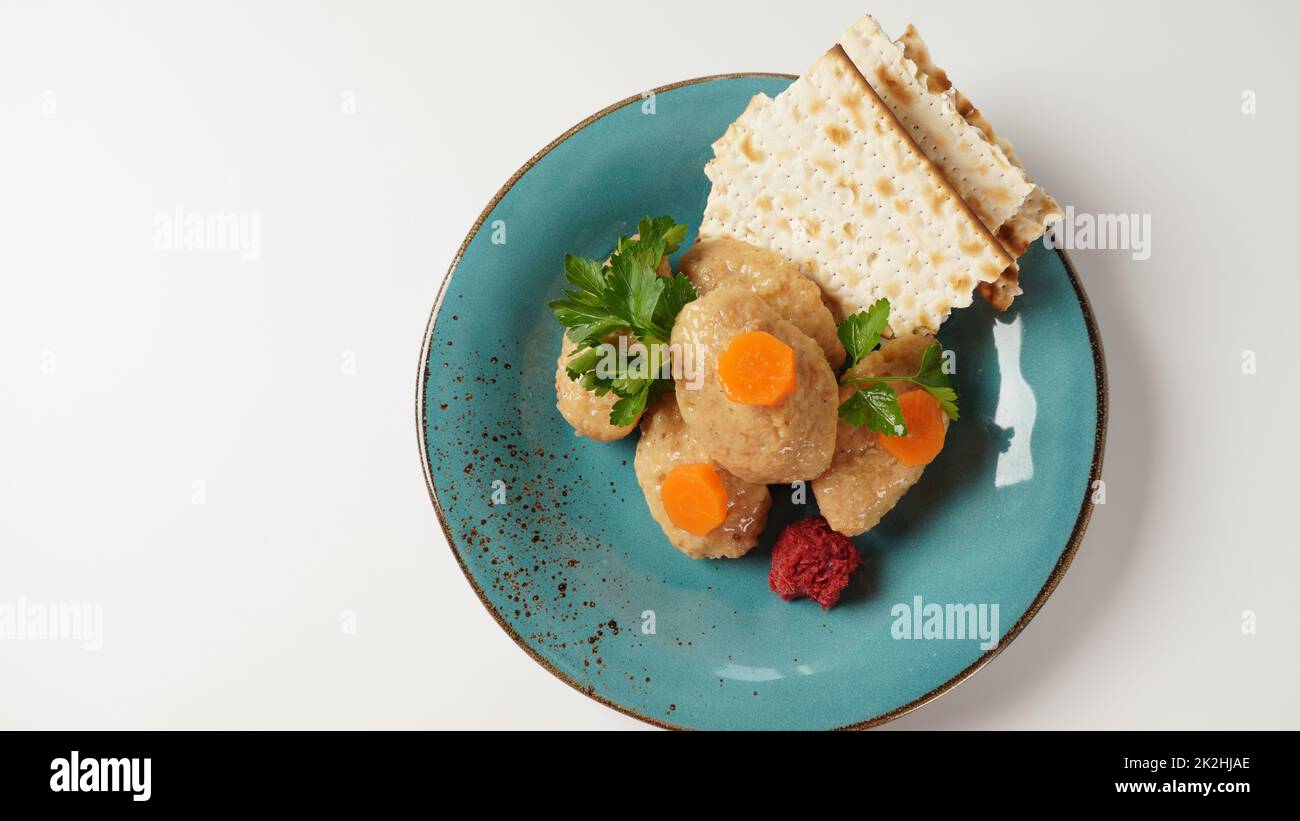 Pesce Gefilte con carota. Piatto di tradizionale pesce gefilte Passover pesach a tavola Foto Stock