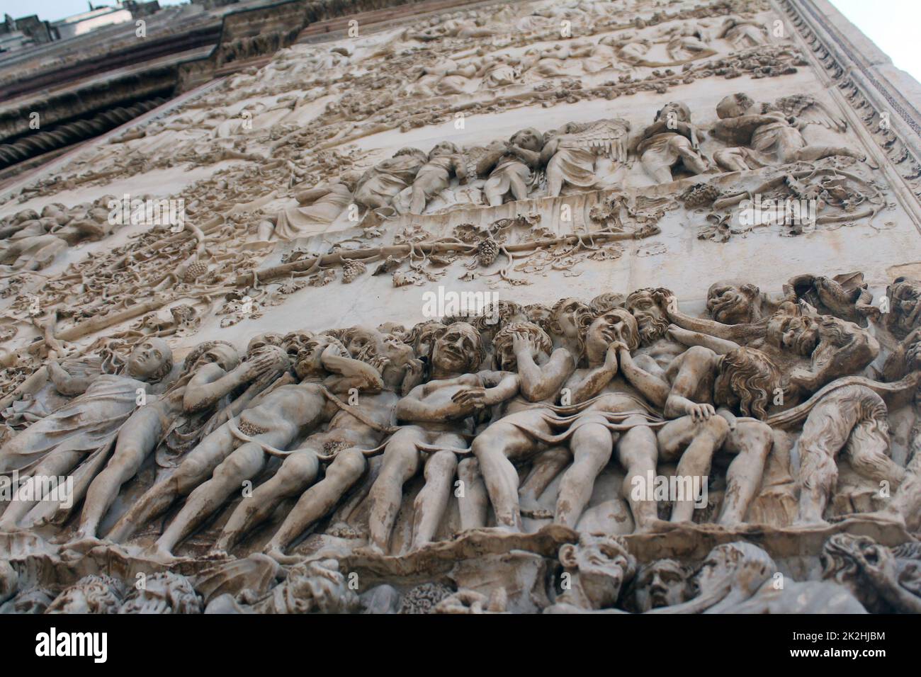 Un racconto raccontato dalle pareti marmoree del Duomo di Orvieto in Umbria Foto Stock