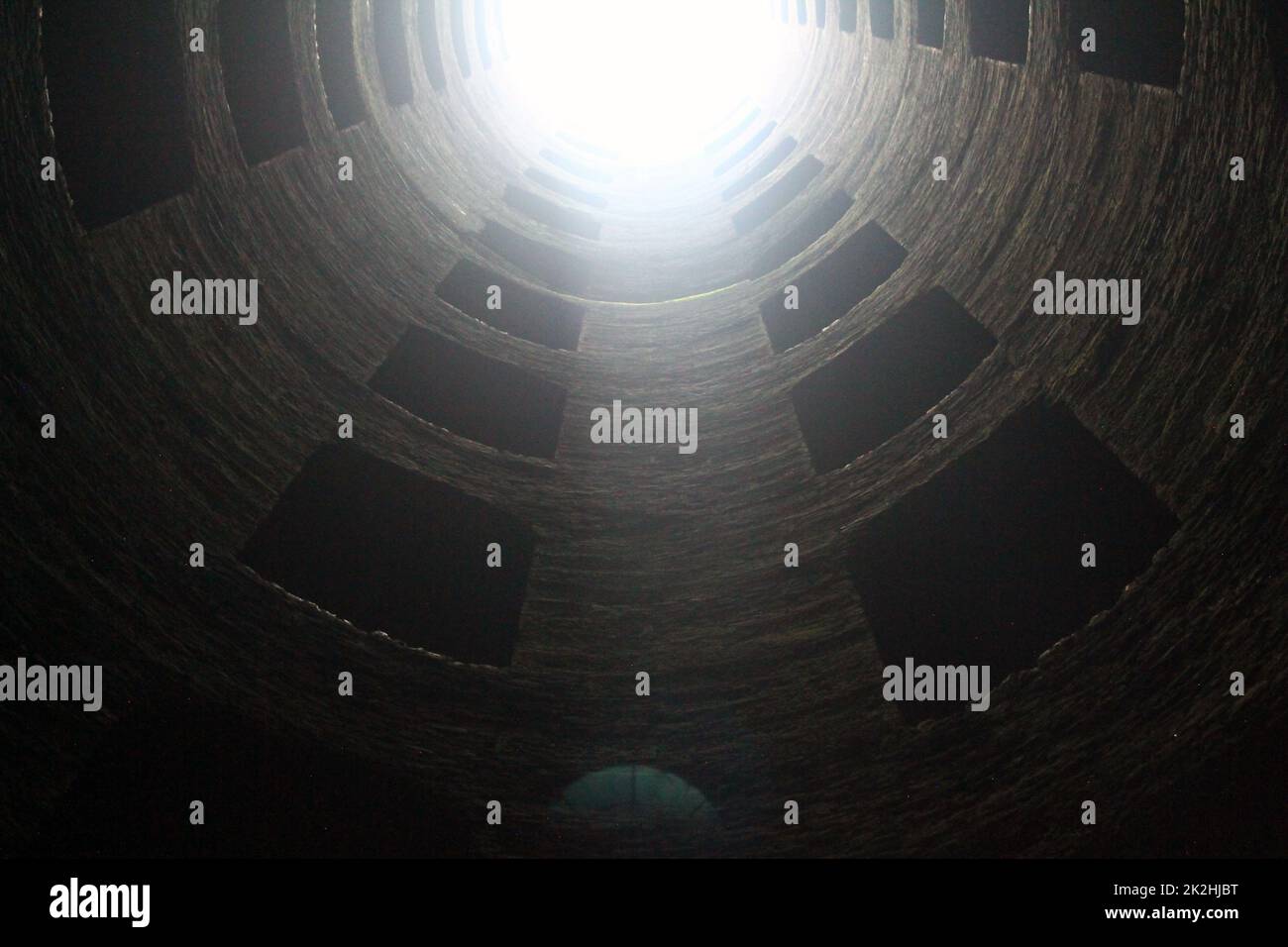 Vista di metà del pozzo di San Patrizio (Pozzo di San Patrizio) con il sole che entra Foto Stock