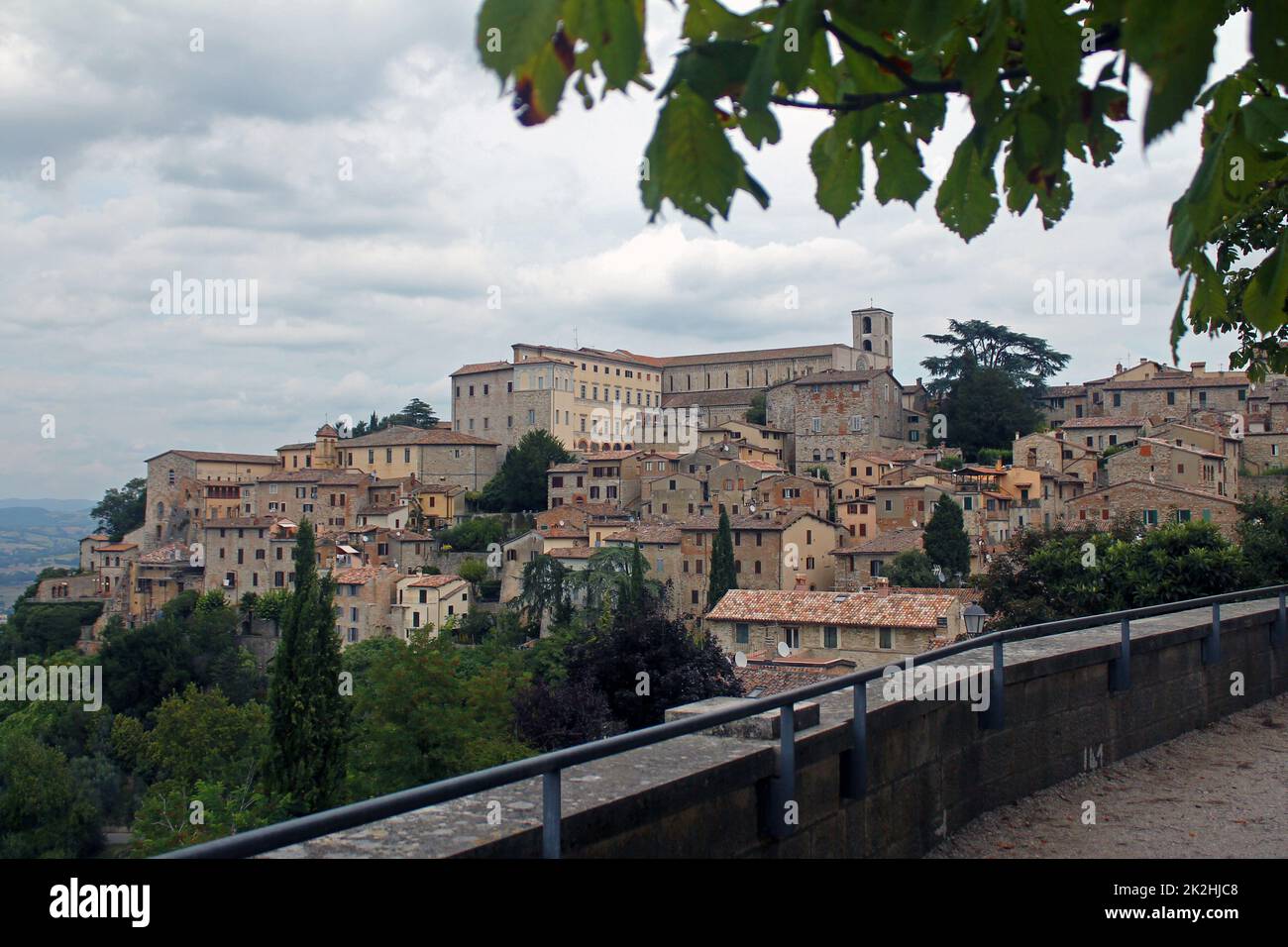 La storica città di Gubbio adagiata su una verde collina umbra Foto Stock