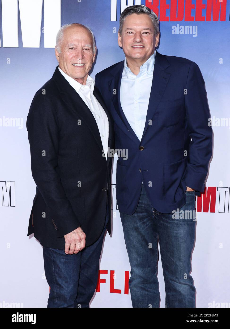 HOLLYWOOD, LOS ANGELES, CALIFORNIA, USA - 22 SETTEMBRE: Il produttore e regista americano Frank Marshall e il Co-CEO/Chief Content Officer di Netflix Ted Sarandos arrivano alla Los Angeles Special Screening del "The Redeem Team" di Netflix, tenutasi al Netflix Tudum Theater il 22 settembre 2022 a Hollywood, Los Angeles, California, Stati Uniti. (Foto di Xavier Collin/Image Press Agency) Foto Stock
