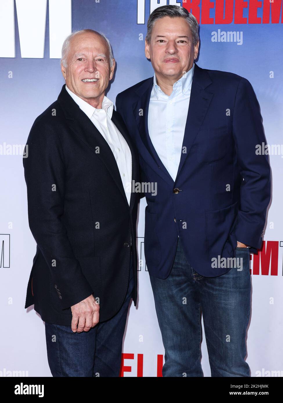 HOLLYWOOD, LOS ANGELES, CALIFORNIA, USA - 22 SETTEMBRE: Il produttore e regista americano Frank Marshall e il Co-CEO/Chief Content Officer di Netflix Ted Sarandos arrivano alla Los Angeles Special Screening del "The Redeem Team" di Netflix, tenutasi al Netflix Tudum Theater il 22 settembre 2022 a Hollywood, Los Angeles, California, Stati Uniti. (Foto di Xavier Collin/Image Press Agency) Foto Stock