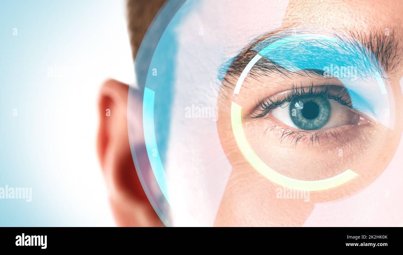 Primo piano dell'occhio maschile con display HUD rotondo Foto Stock