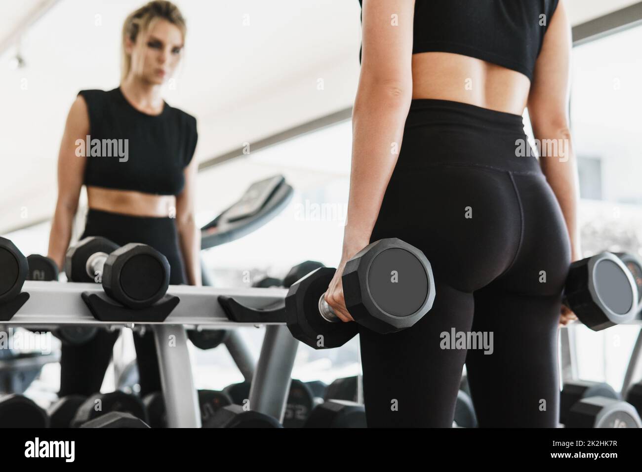 Giovane donna atletica durante il suo allenamento di fitness Foto Stock