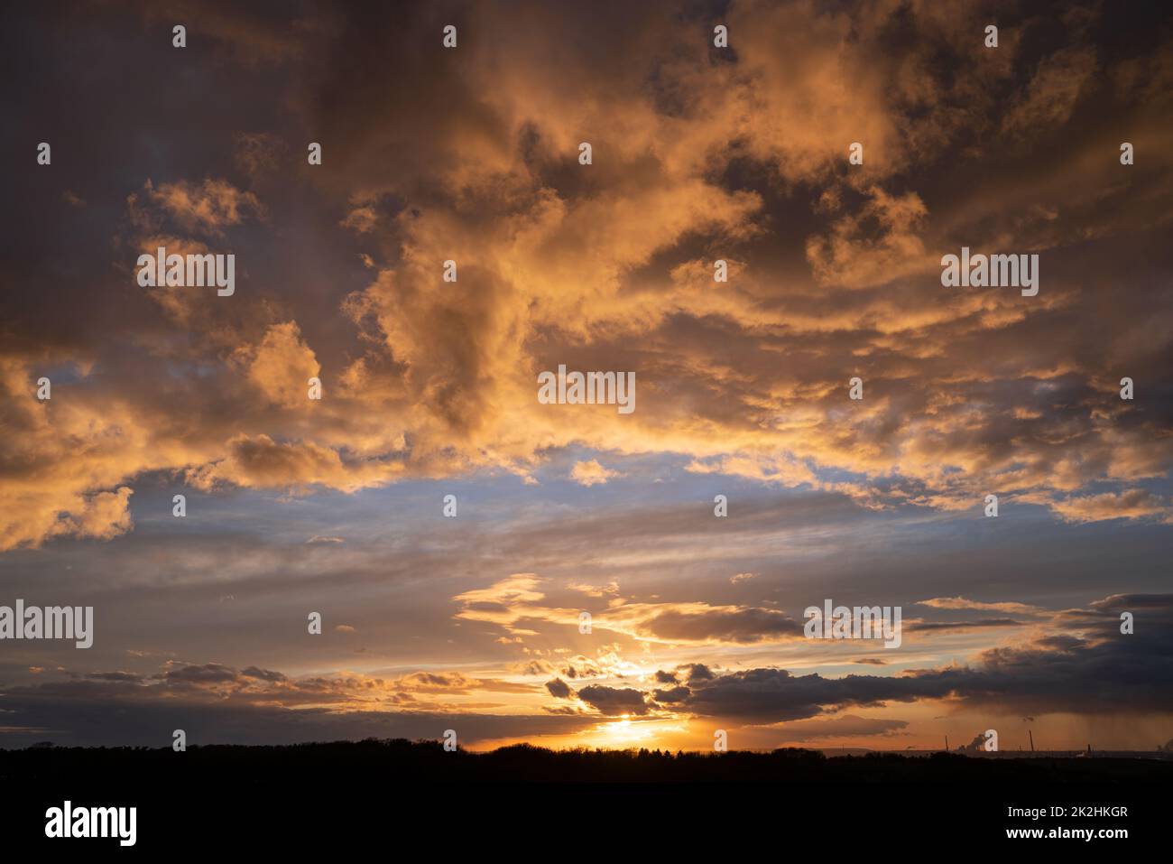 Cielo di sera con nuvole drammatico Foto Stock