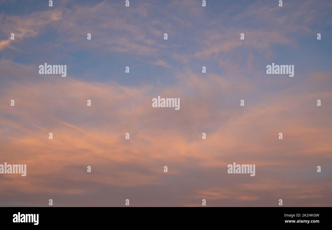 Cielo con nuvole di colore rosso Foto Stock