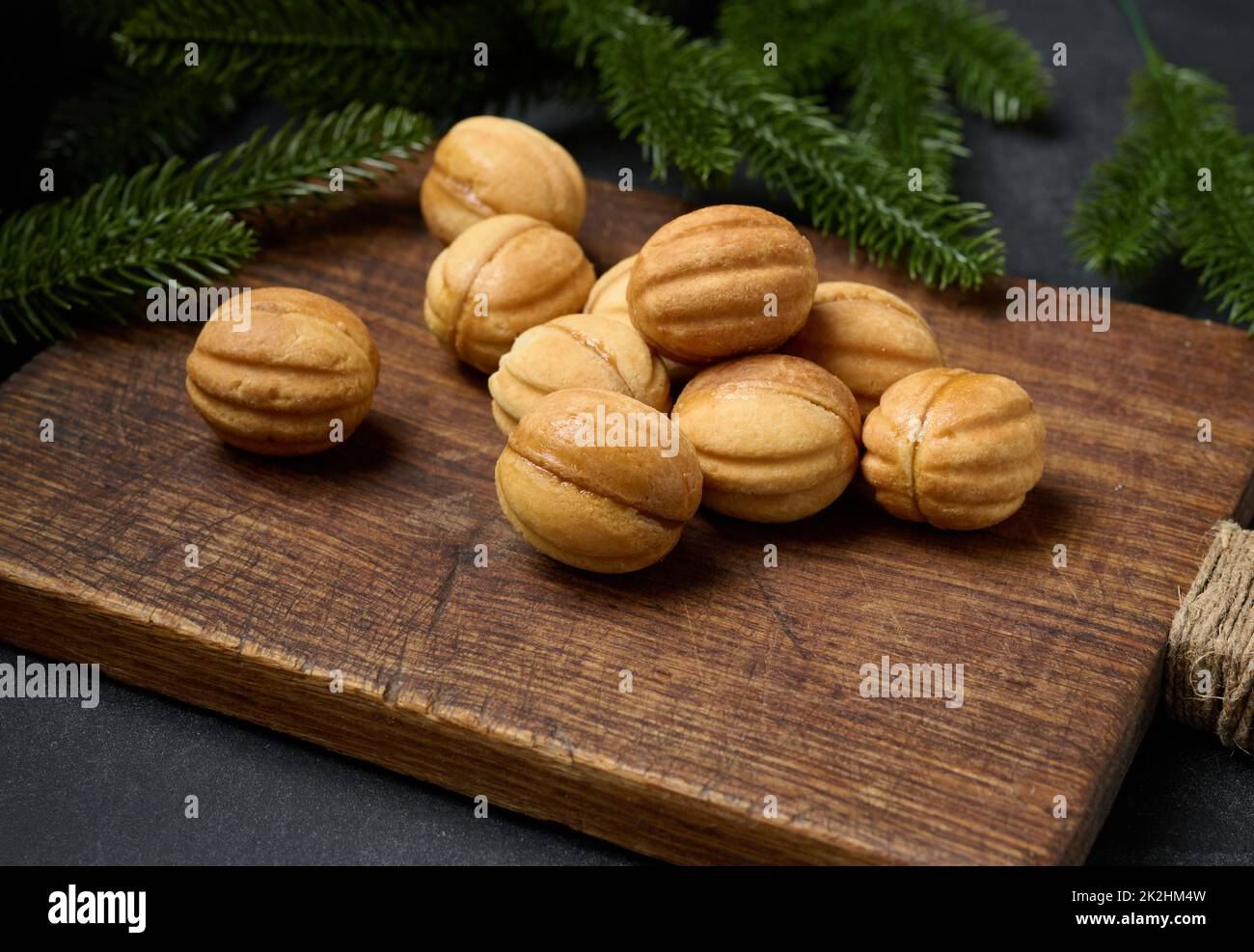 dadi da dessert al forno con latte condensato su un asse di legno, vista dall'alto Foto Stock