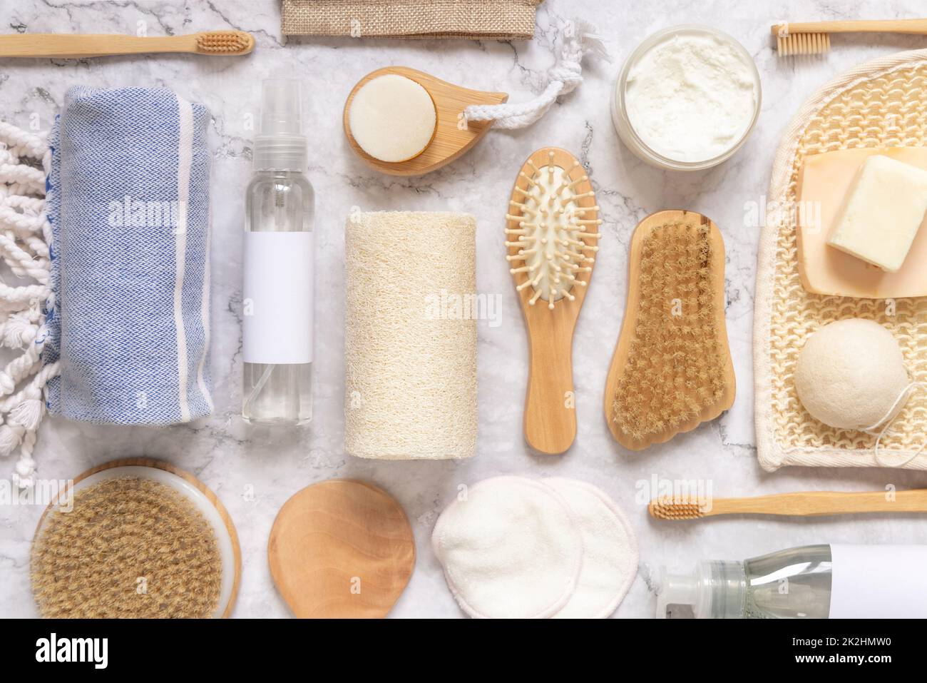 Cosmetici naturali biologici e accessori riutilizzabili per la cura della pelle e dei capelli su marmo Foto Stock