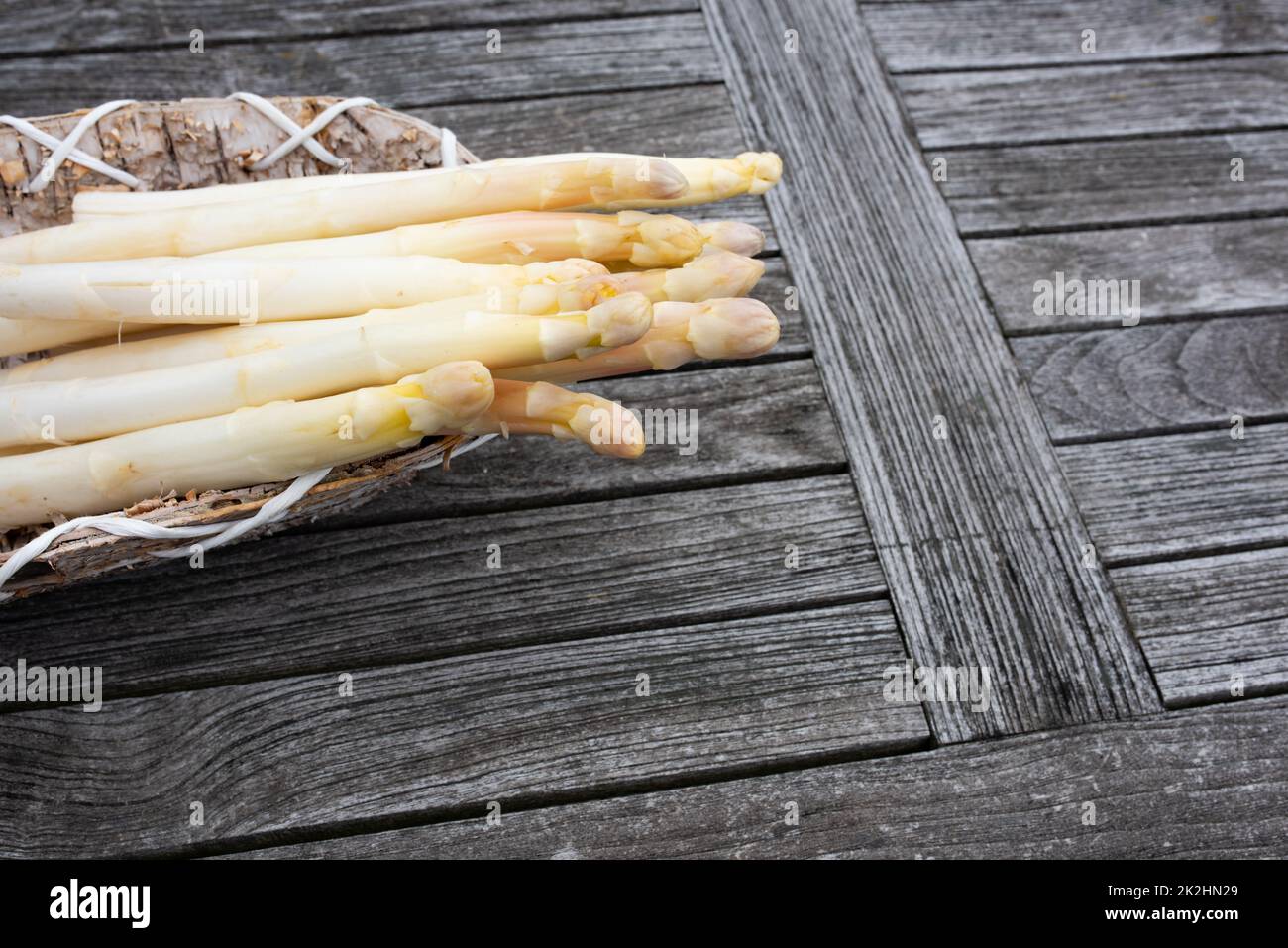Asparagi bianchi su legno grigio Foto Stock