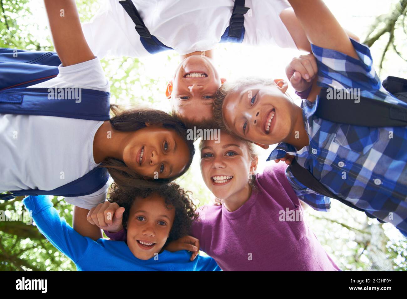 Amano la scuola. Scatto corto dei capretti della scuola elementare. Foto Stock