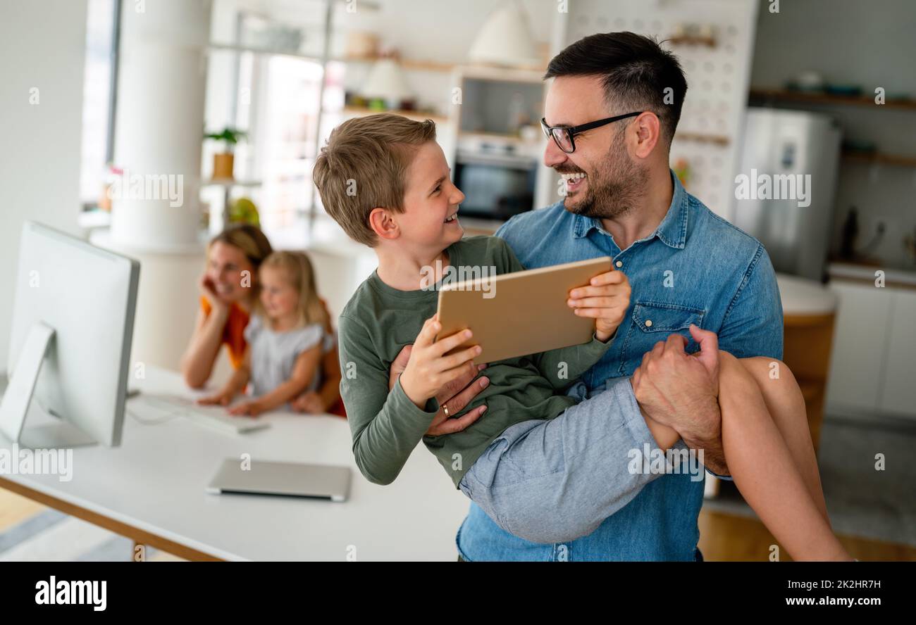Concetto di formazione online per la famiglia di dispositivi tecnologici. Buona famiglia con i dispositivi digitali a casa. Foto Stock