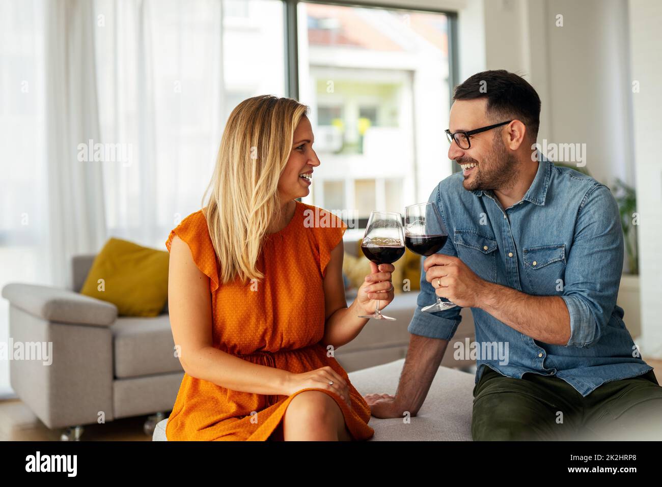 Coppia felice che ha una data romantica e bere vino. Coppia amore concetto romanticismo. Foto Stock