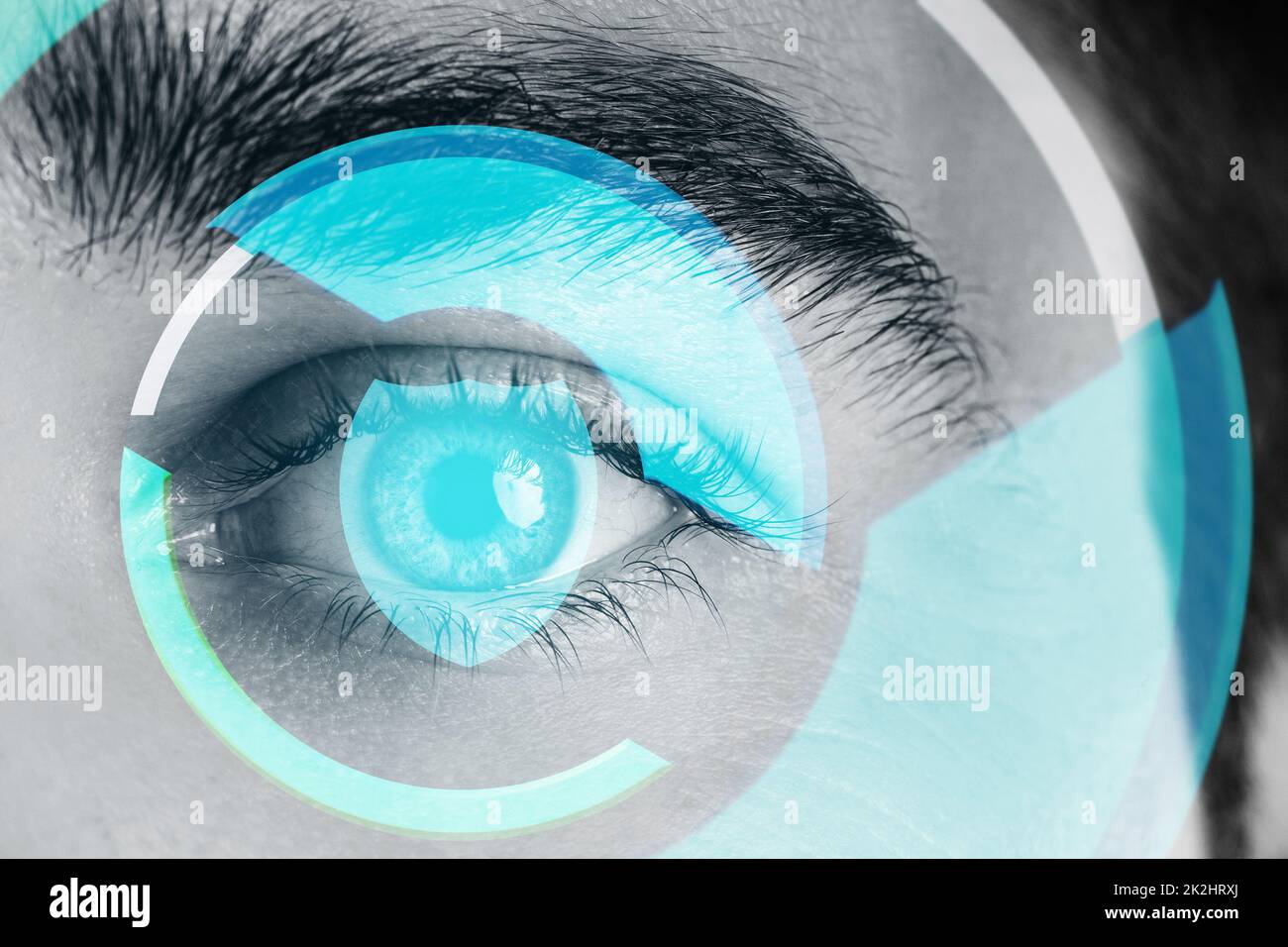 Primo piano dell'occhio maschile con display HUD rotondo Foto Stock