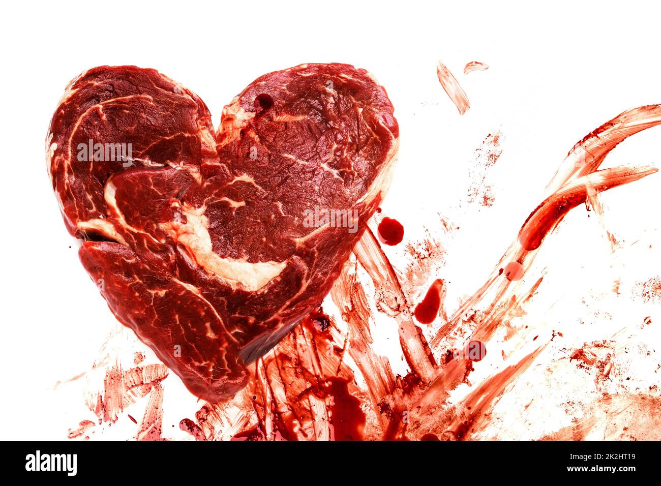 Carne cruda fresca a forma di cuore e di sangue Foto Stock