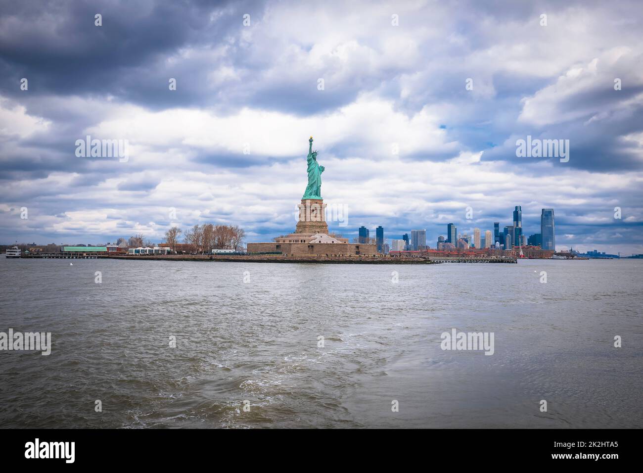 La Statua della libertà nella baia di New York City Foto Stock