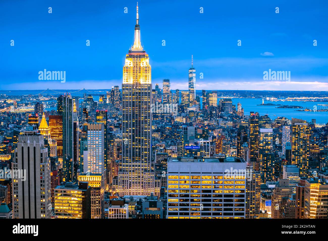 Vista serale dell'epico skyline di New York City Foto Stock