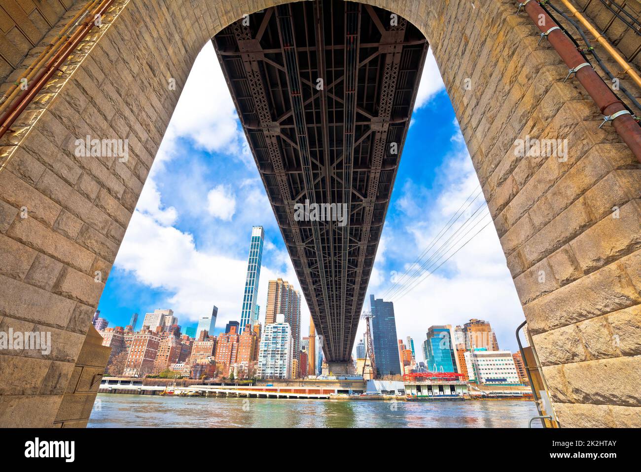 Vista dello skyline di New York sotto il Queensboro Bridge Foto Stock