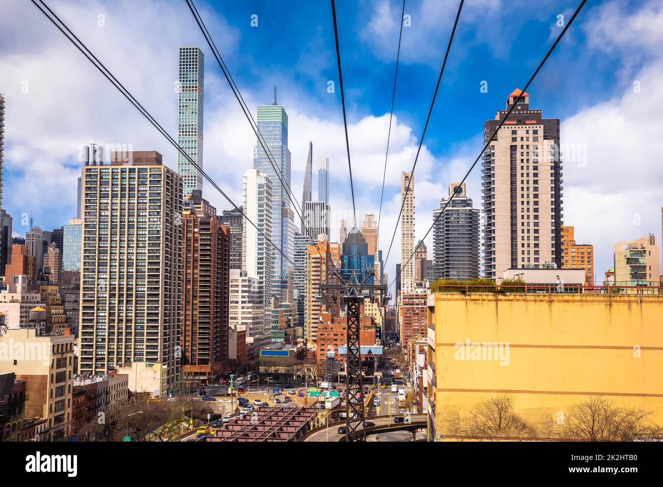 Vista della strada e dello skyline di New York dalla funivia di Roosevelt Island Foto Stock