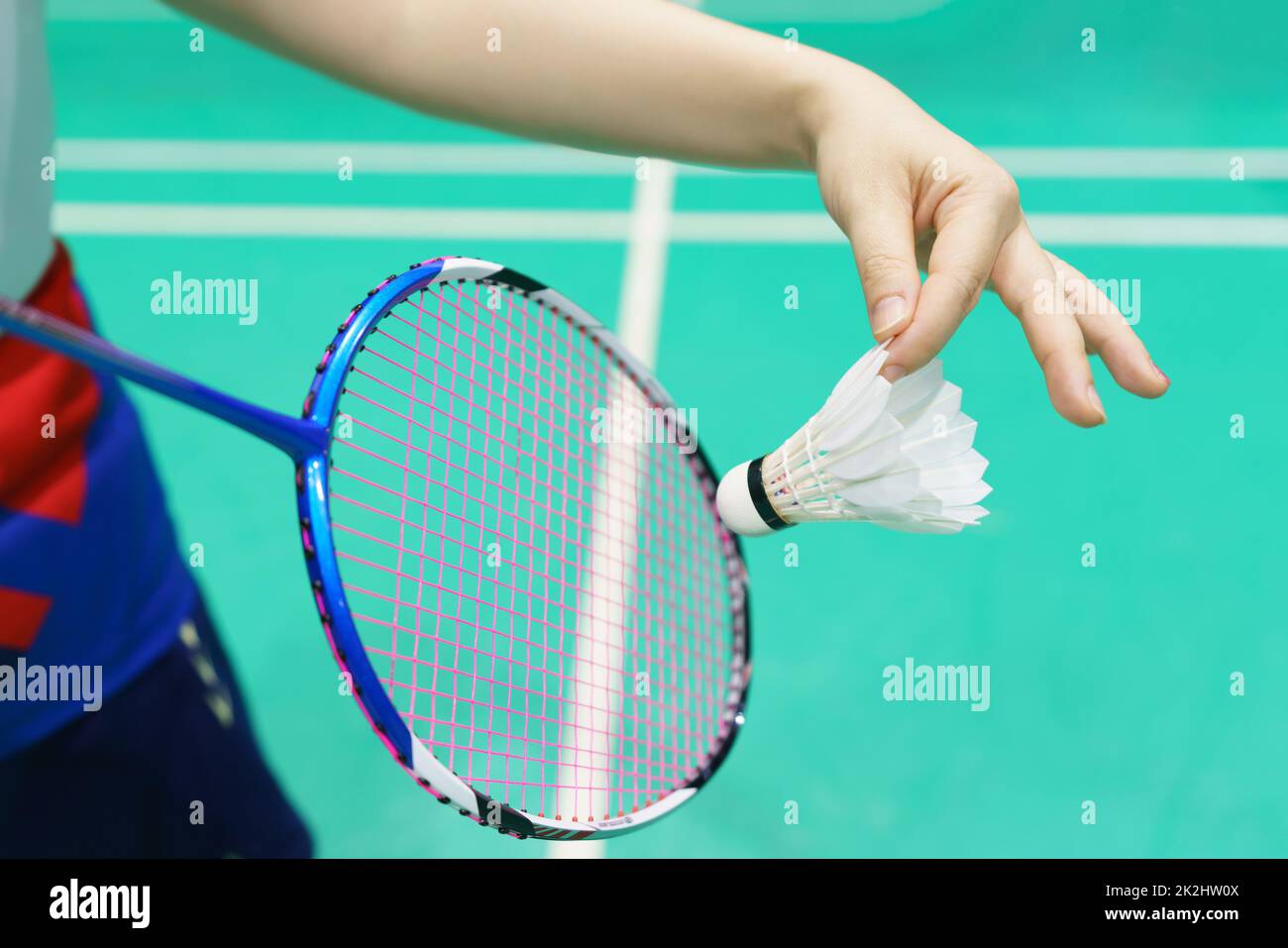 donna con una racchetta di badminton pronta a colpire shuttecock Foto Stock